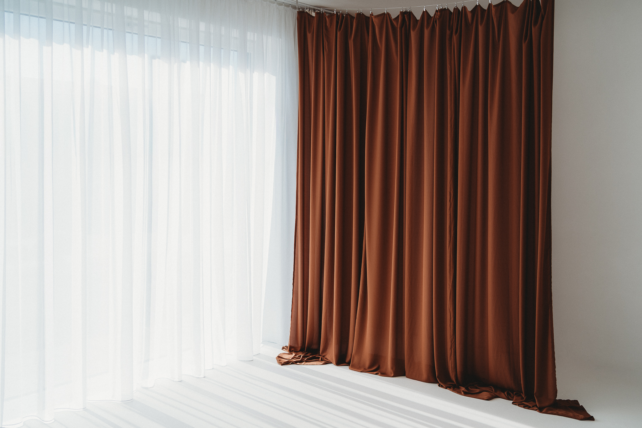 Drapery set-up v Líbezném fotostudiu: jednoduchost, která nechá vyniknout tomu podstatnému